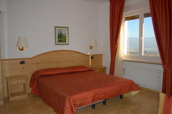 La camera 'Mughetto' con vista sulla Val di Non e sul Lago di S. Giustina: Trento