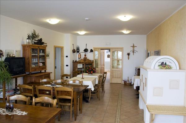 La sala per le colazioni, con la stufa ad Olle: Trento