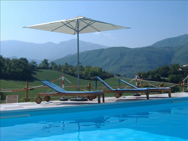 piscina e panorama: Pesaro e Urbino
